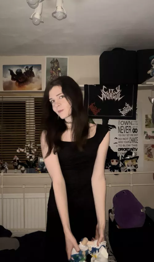 Tight fitting dress for these curvessssss :3 by PipyLonTeZ