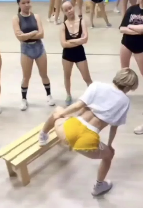 Who is she?? by juliana_123