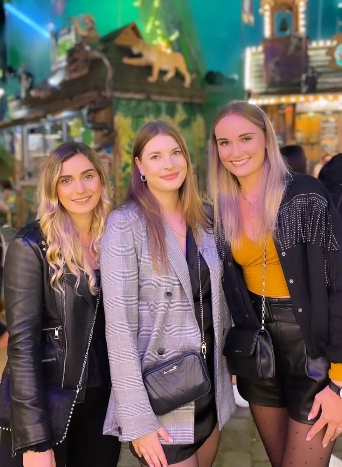 [3] Girls on a Party posted by nicholasphilihgfh64