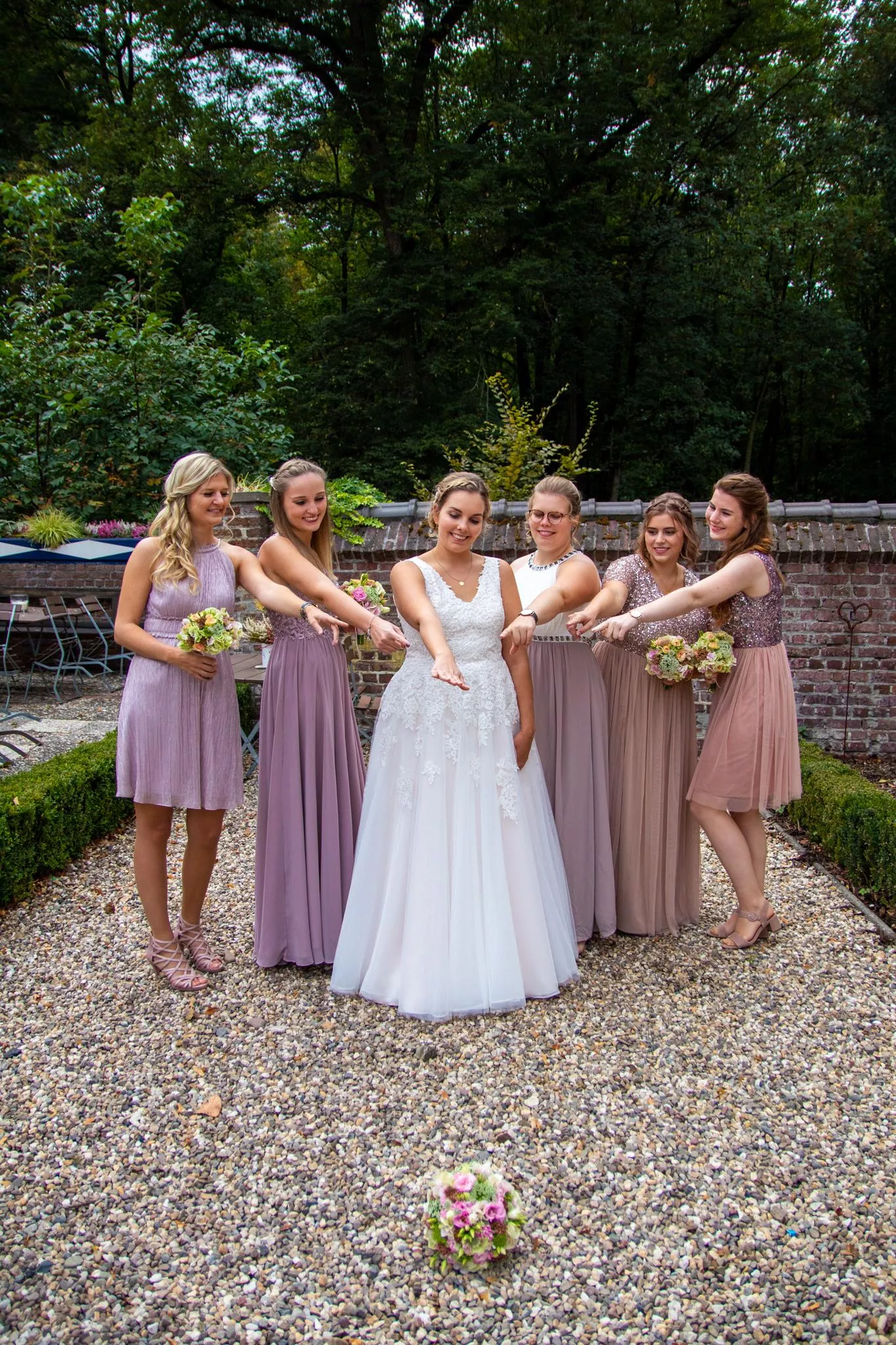 [6] Grils with dresses posted by nicholasphilihgfh64