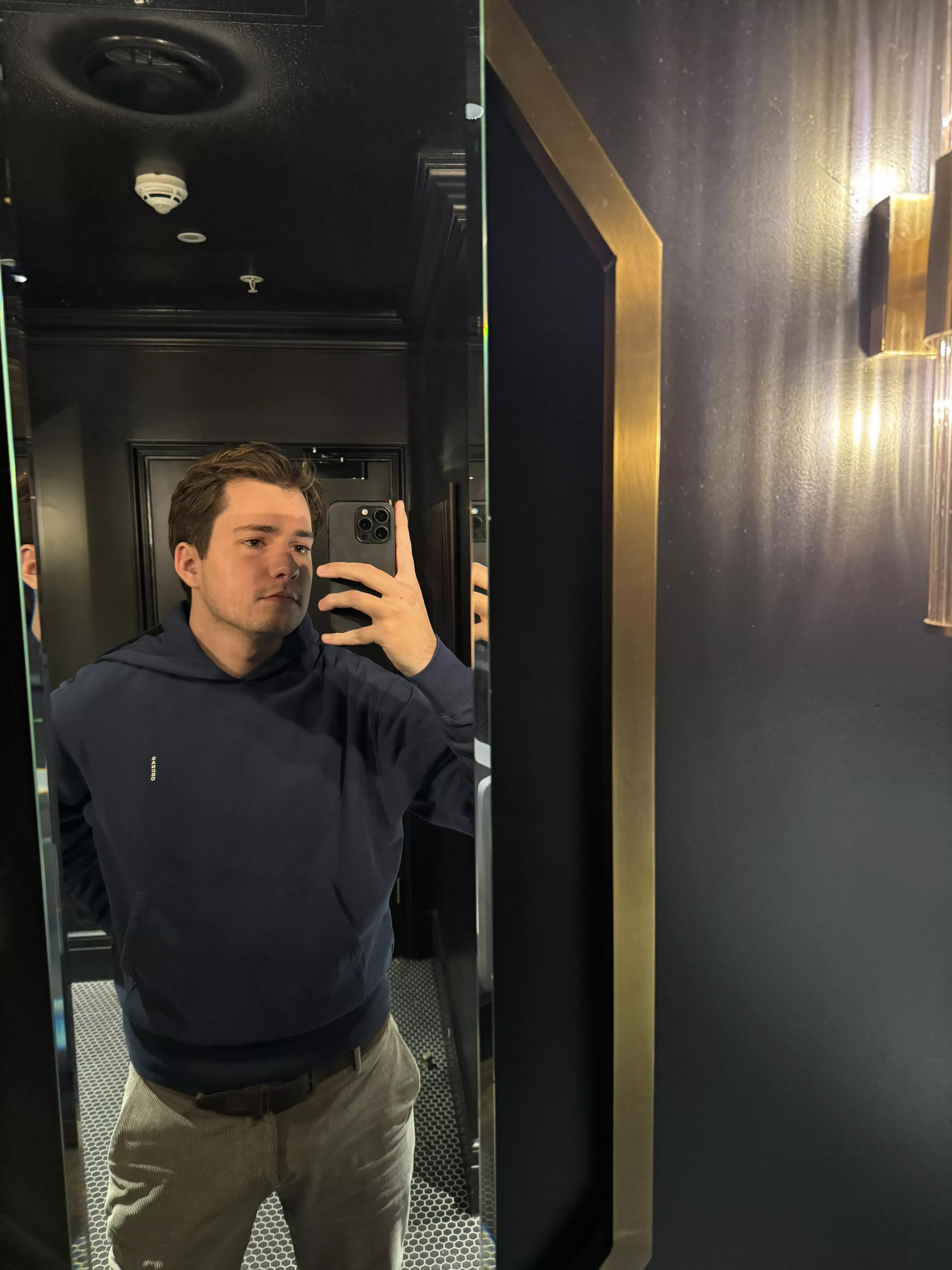 Bathroom selfie posted by Thpp321