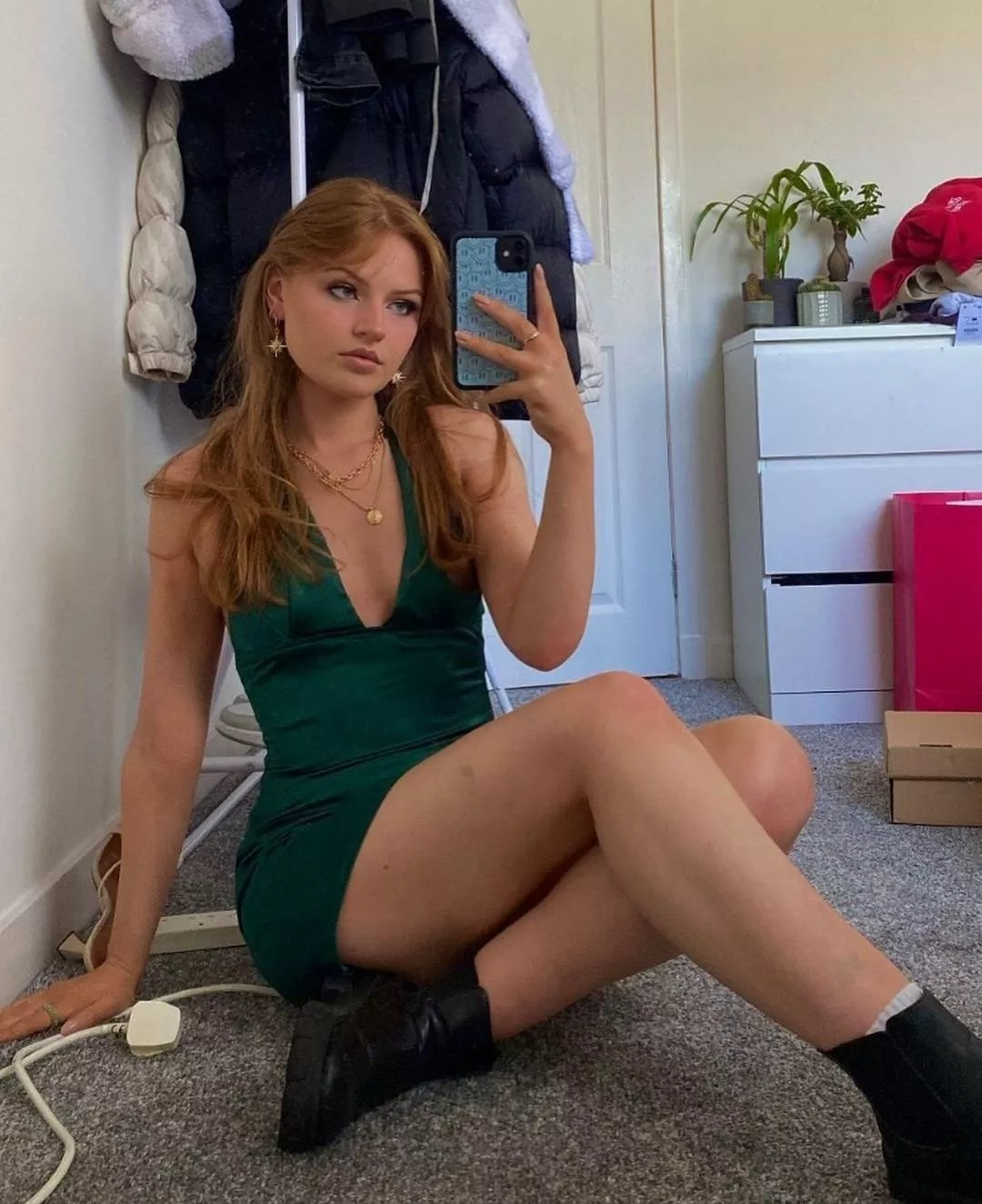 IUTR mirror selfie posted by normalhornyguy