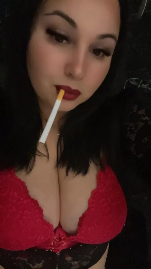 Marlboro Red's 100's by anayssmokinggirl