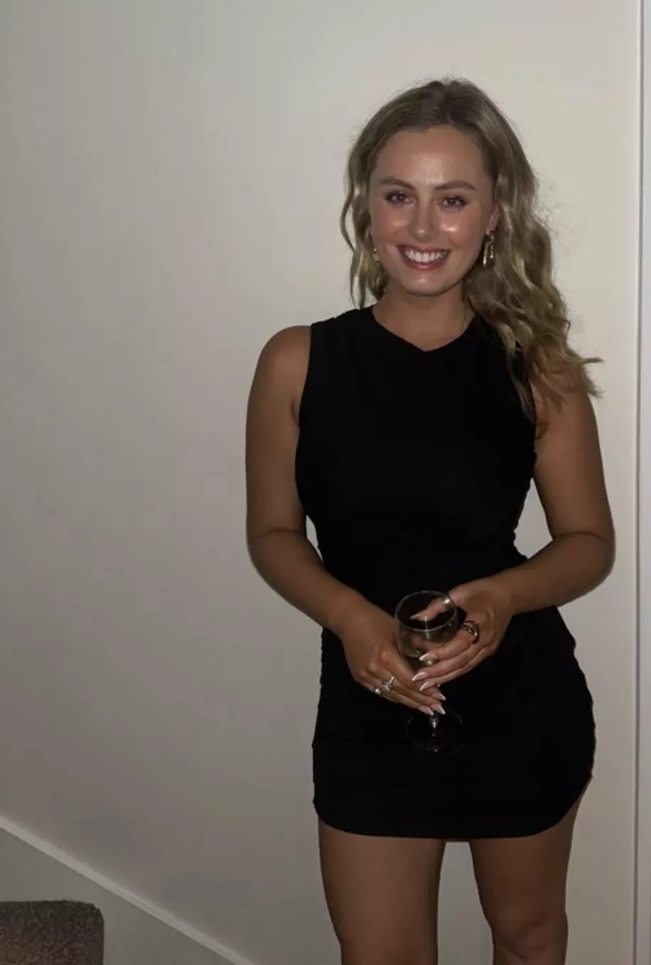 Nice waist posted by gjkg689