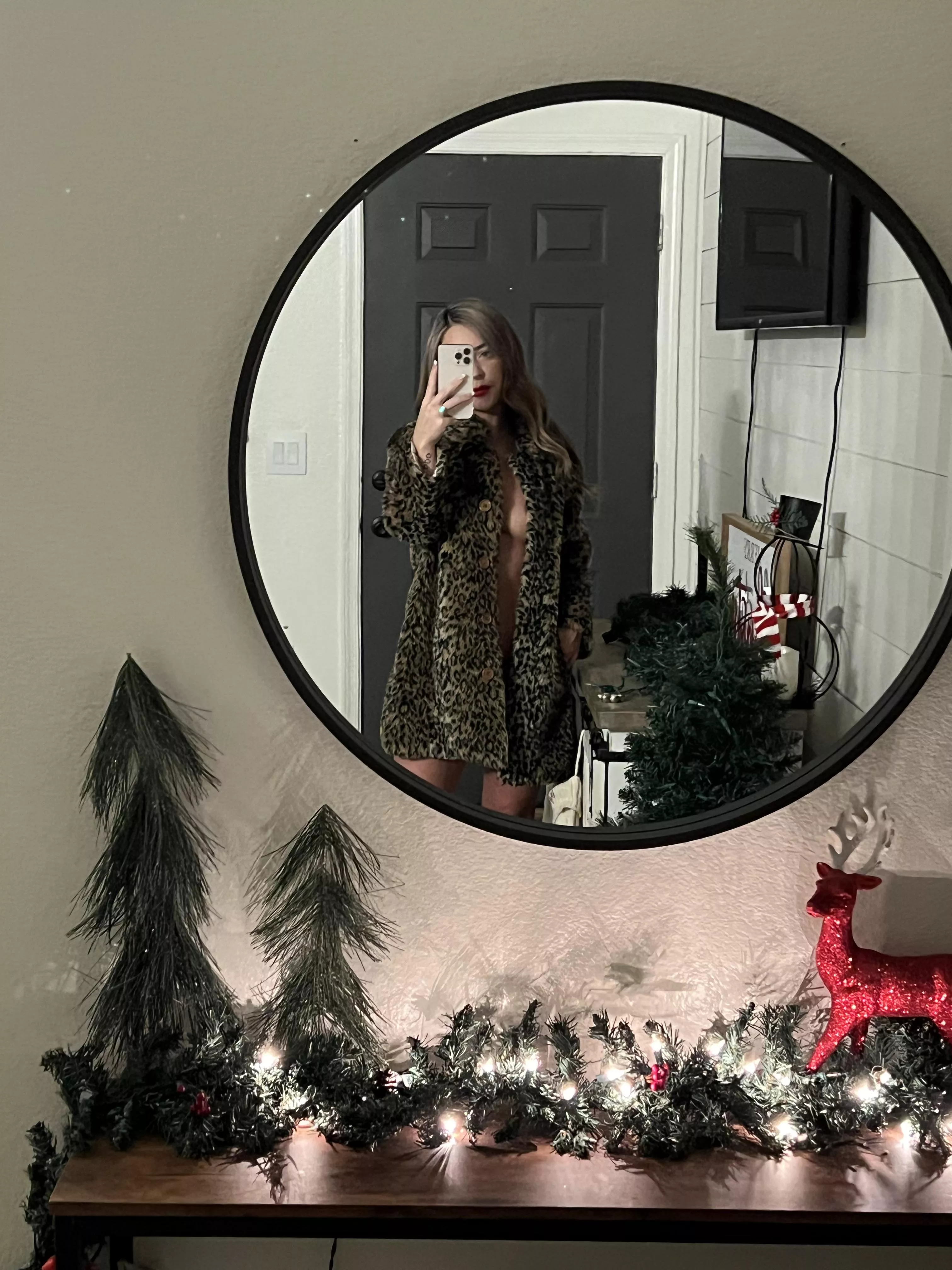 This milfs got that red lip classic thing that you like posted by mkbabayyy