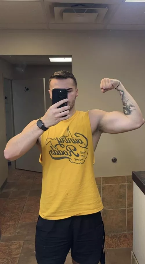 23 m college. Muscular or hung guys add: m_le2000 by AdExciting4833