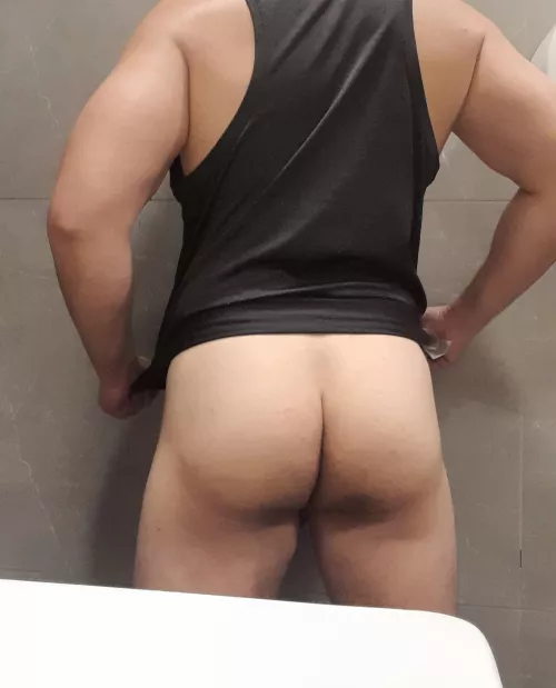 Awhile ago the security guard squeezed my ass by femboy_patt