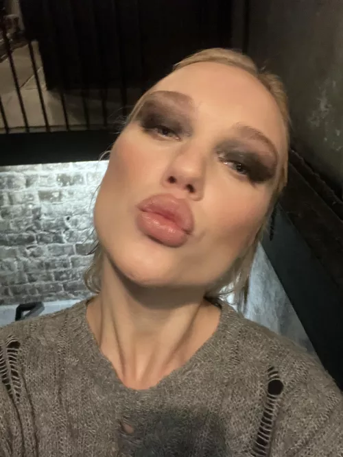 BLONDE LOVES DRY WHITE by Gabbby_baby