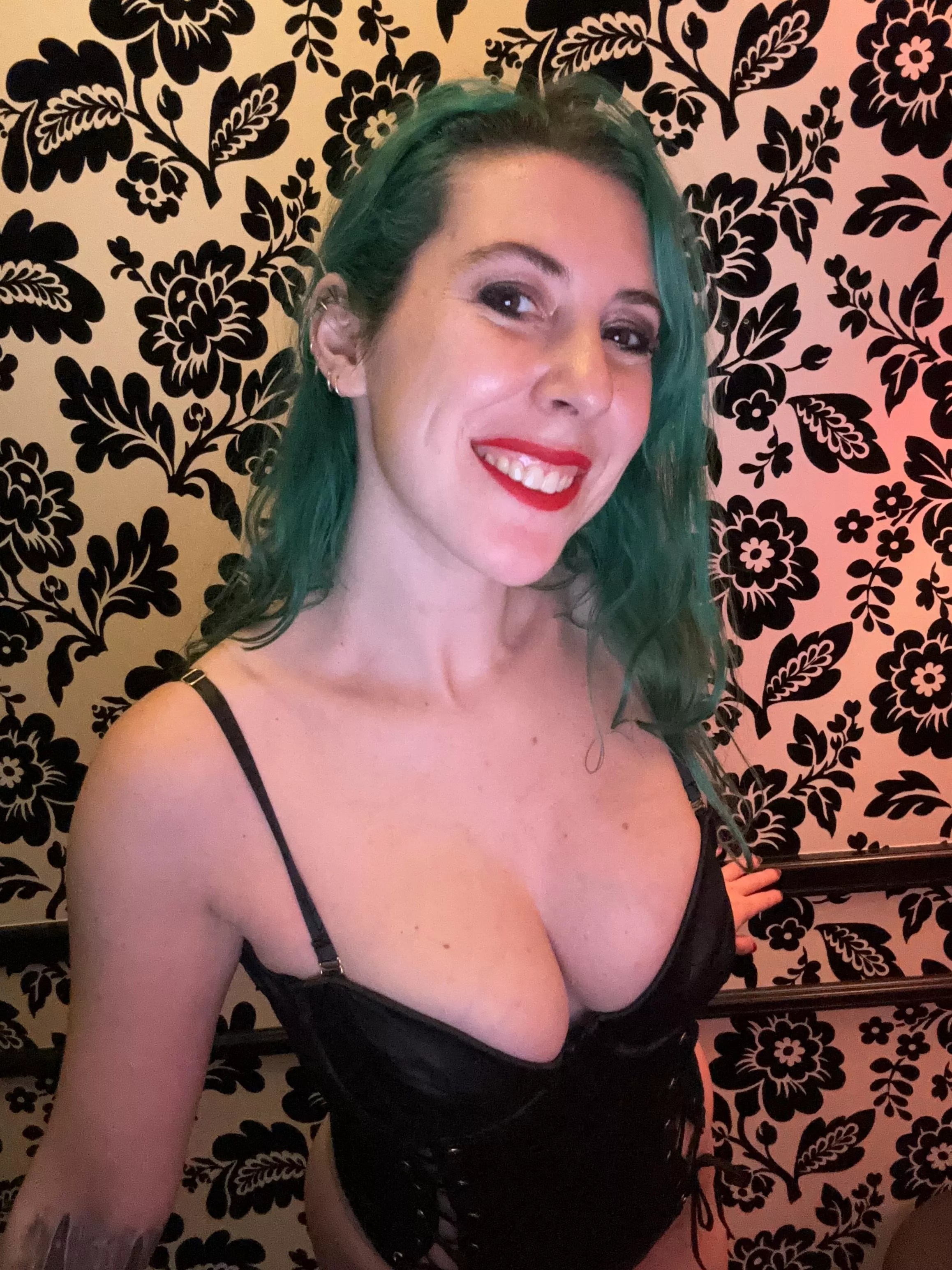 Busty smiles posted by sirenskiss3