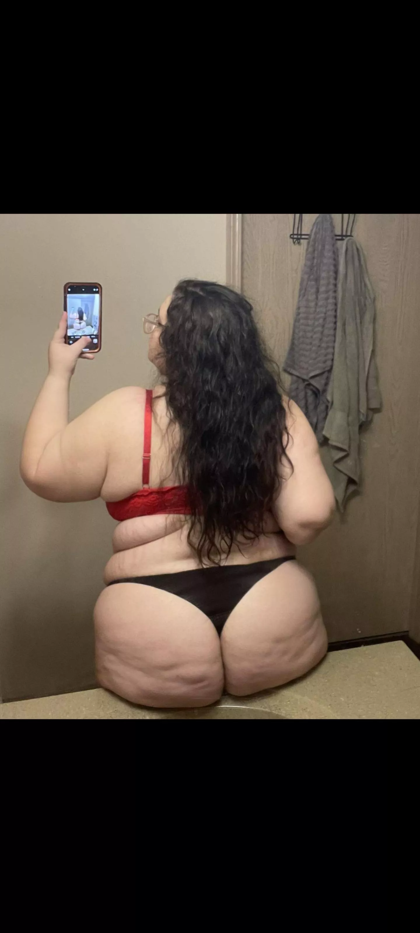 Can yall stop asking Santa for a fat ass white girl for Christmas. He keeps trying to come take me 😫 posted by bbw_kali