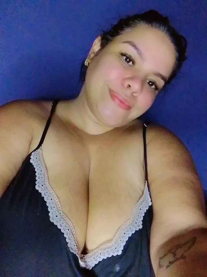 Happy Friday to everyone! 🩷 posted by nenitacurvy