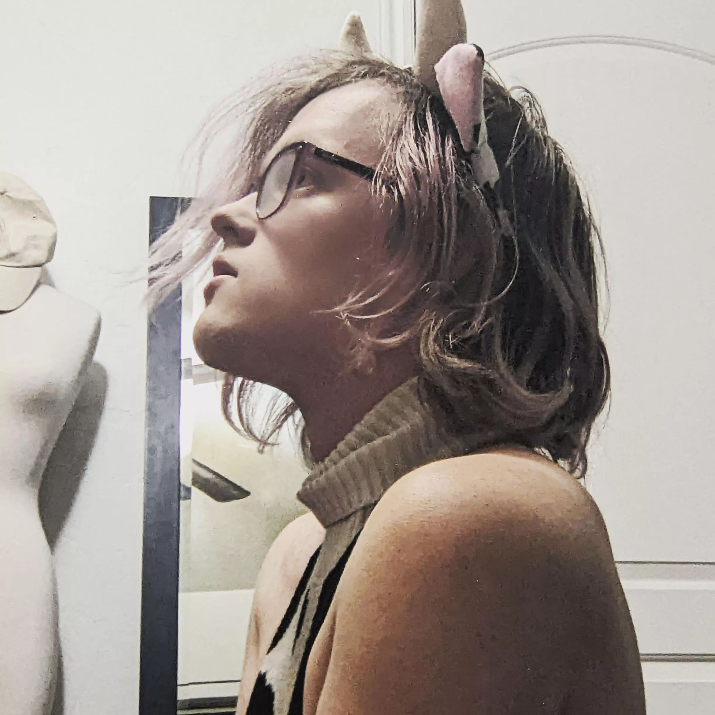 Just a pretty, obedient cow~ 🖤🤍 posted by SluttsSong