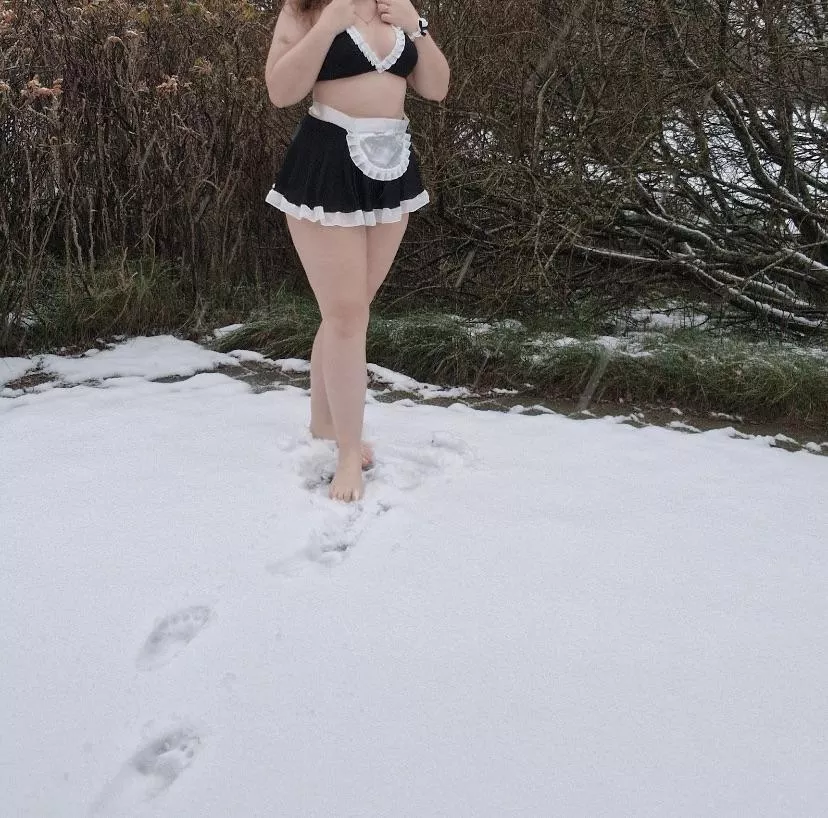 Let me give you a blowjob in the snow and afterwards clean up the mess with my mouth like a real maid posted by InfatuatedMort
