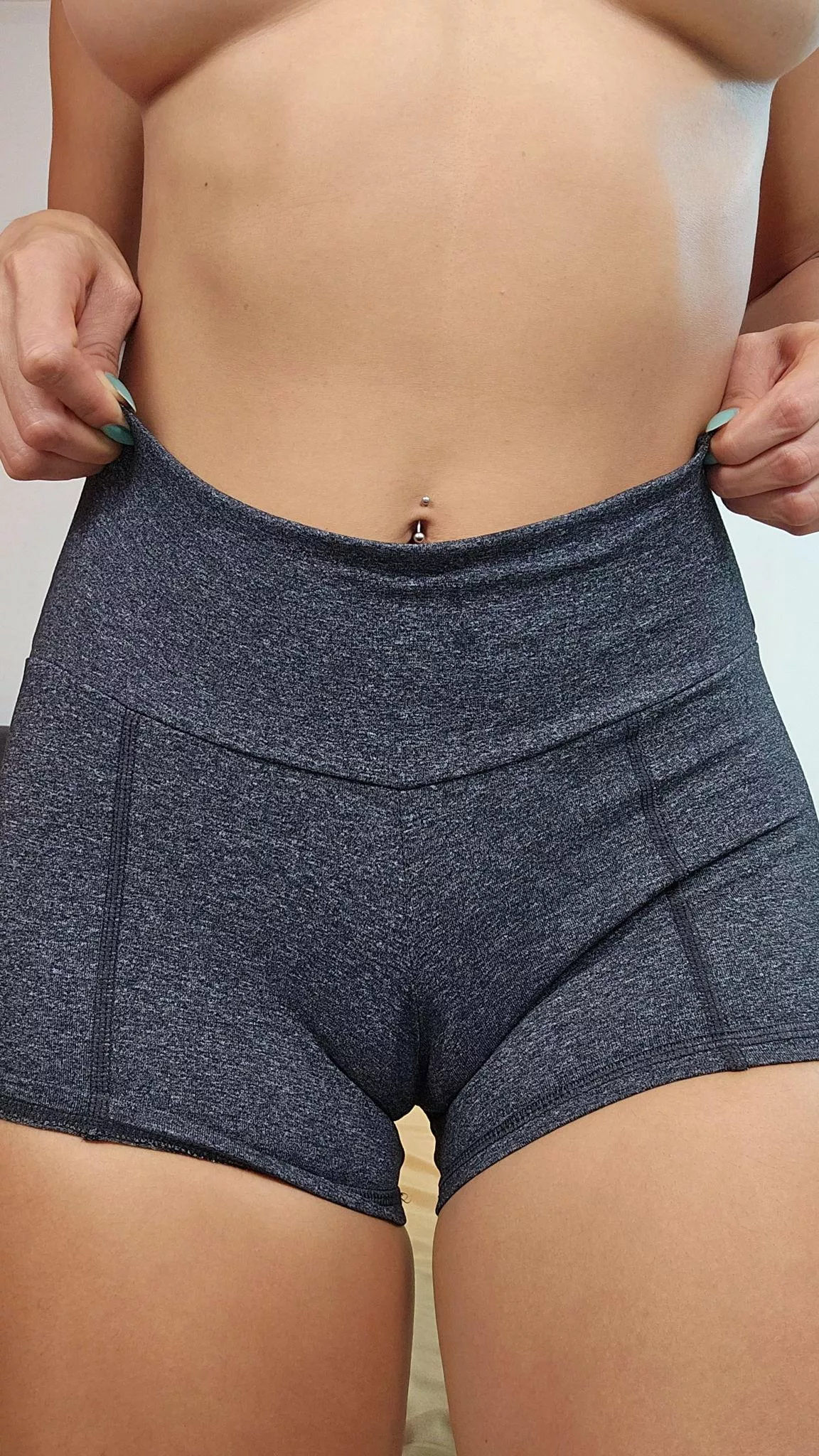 Loving flashing my cameltoe to strangers posted by Christinarioxox