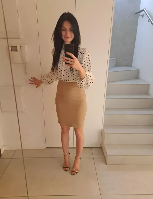 Meet me at the office...36 y/o by MartaPeonly