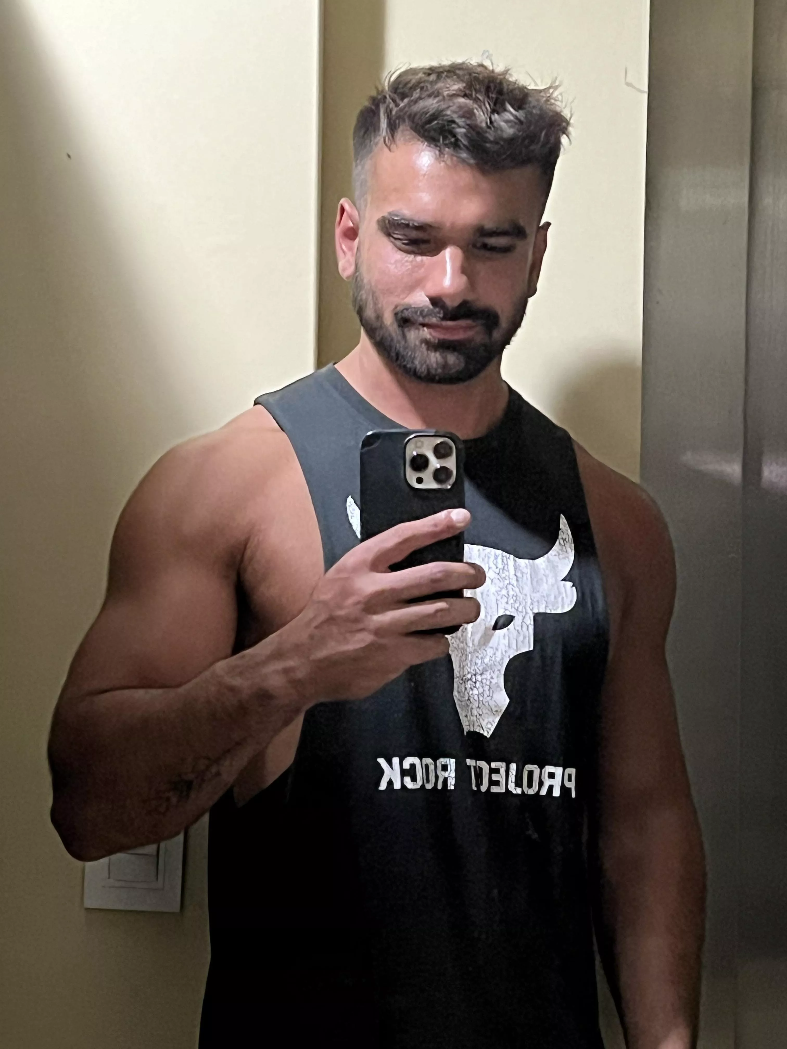 selfie in the elevator 🤳 posted by nicksunday7