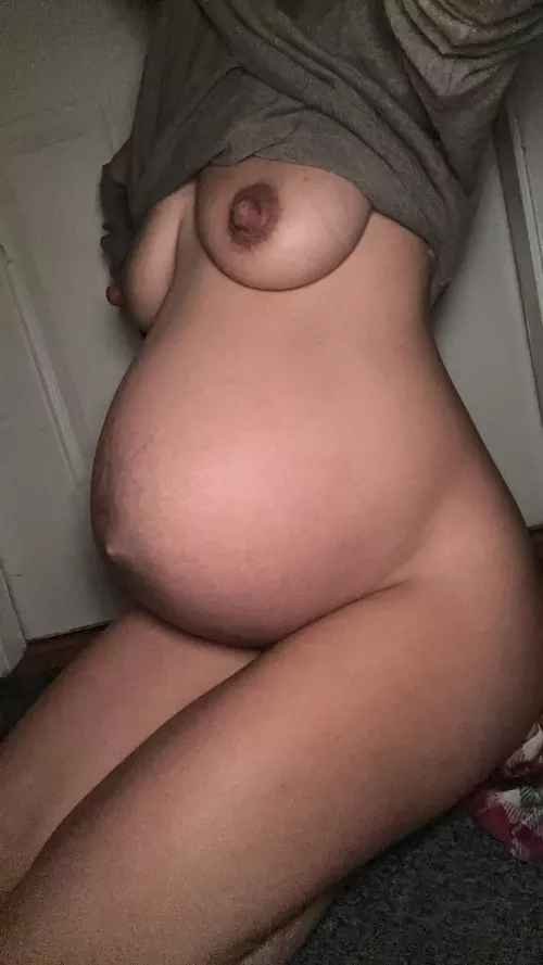 30 weeks pregnant with twins❤️ anyone interested in watching me get bigger?💋 by bigpapatinyma