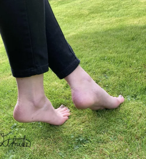 Bare feet in the grass by Elfrida77