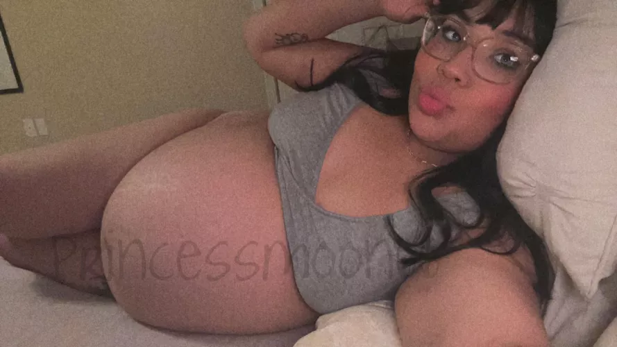 In need of belly rubs 🤰🏻❤️ by Milkymooon66