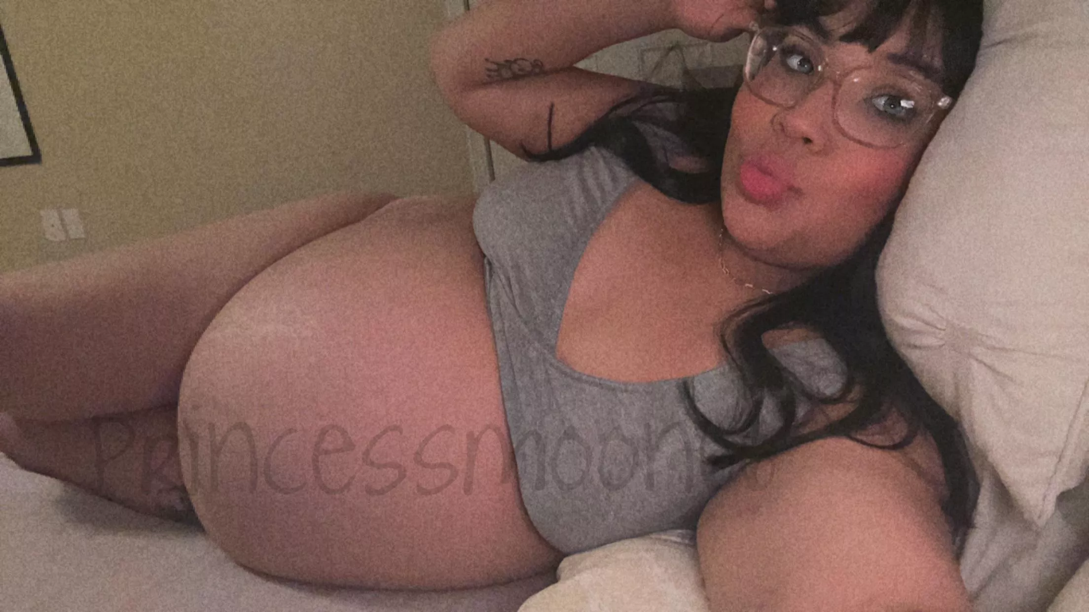 In need of belly rubs 🤰🏻❤️ posted by Milkymooon66