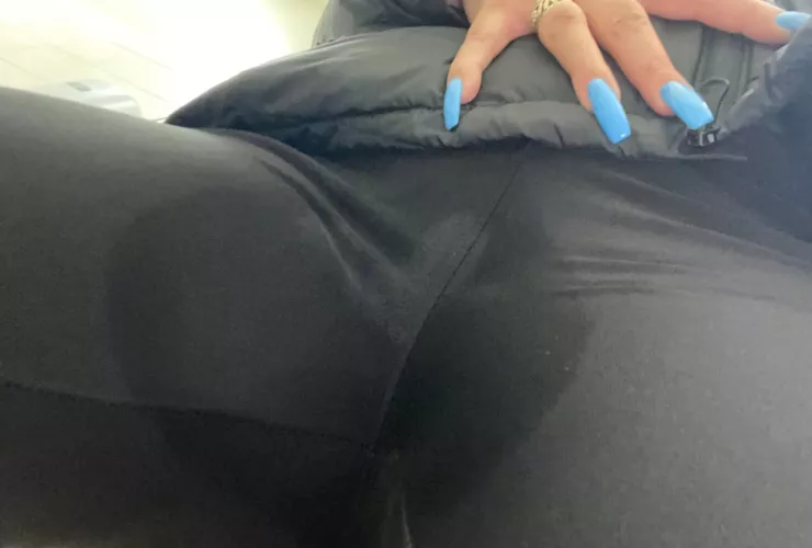Kinda embarrassed 🙈 scrolling Reddit at work. my pussy got soooo wet it went thru my panties & pants.. the smell is so strong! If you were in the waiting area and smelled me would you say something by Misshairypussy
