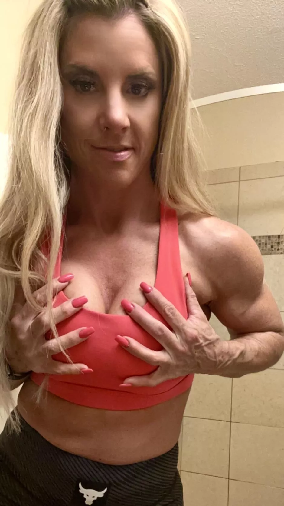 Anna Fine - Matching nails and sports bra... feeling sexy posted by Annafinefit