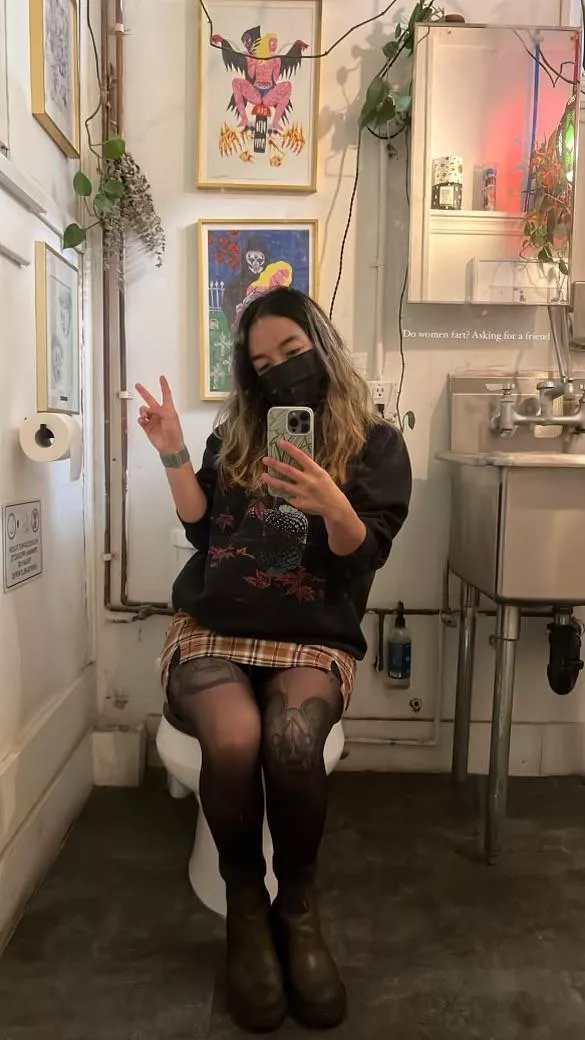 Bathroom selfie @smallallycat posted by small_ally_cat