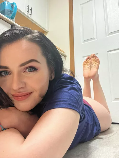 Cute wrinkly soles. Would you worship? by magick_babe