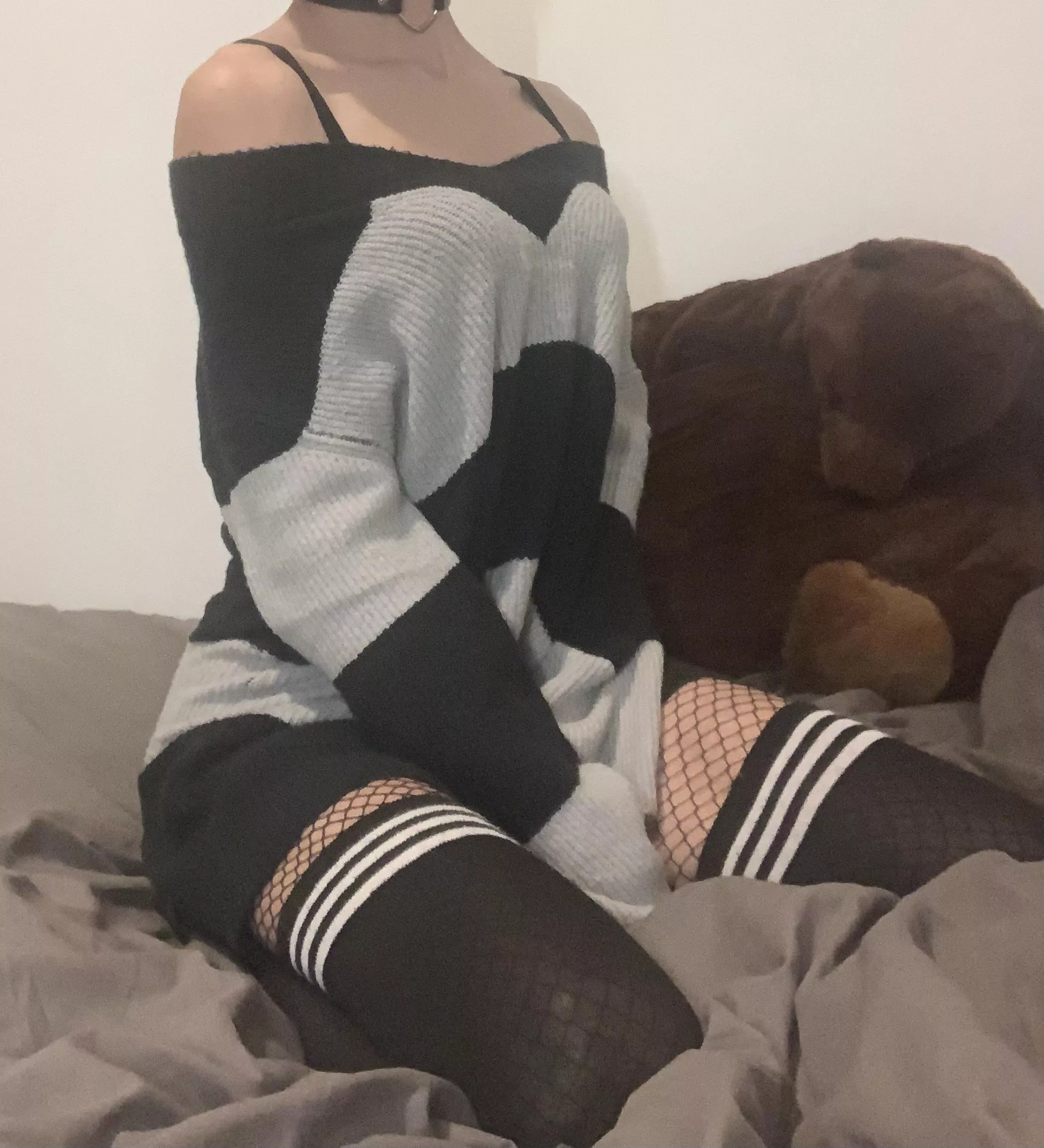 I love how big jumpers make me feel so smol :3 posted by ayupp2001