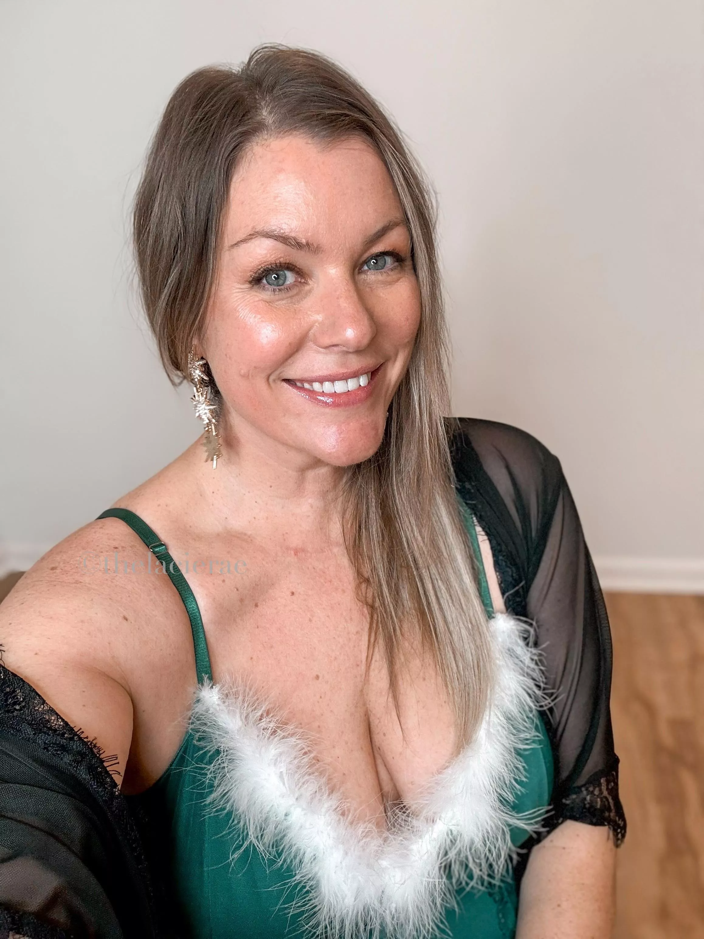 Just trying to make your milf Monday fantasy come true posted by thelacierae