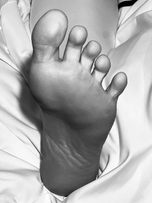 You know you like my cute toes by CuteCharge5671