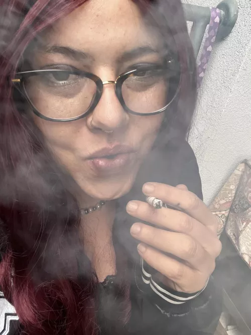 Don’t let your eyes confuse, red lips always lie 💋 by Mayapaceybental