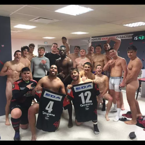 Having a funtime in the locker room by Primal_Mantis