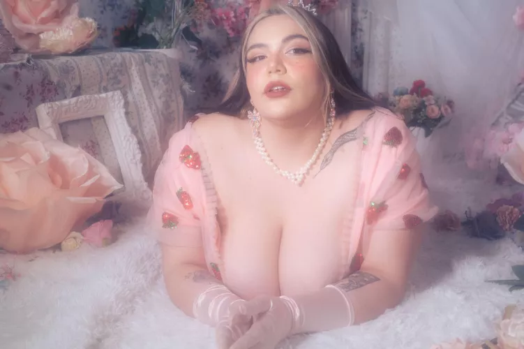 I can be your big girlfriend by honeyhotgirl