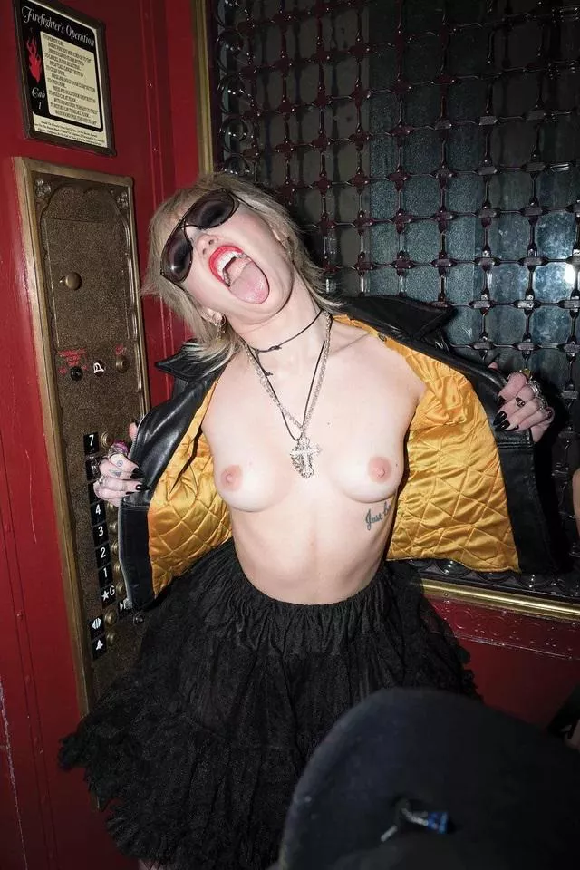 Miley Cyrus the Godess posted by Kai_0209