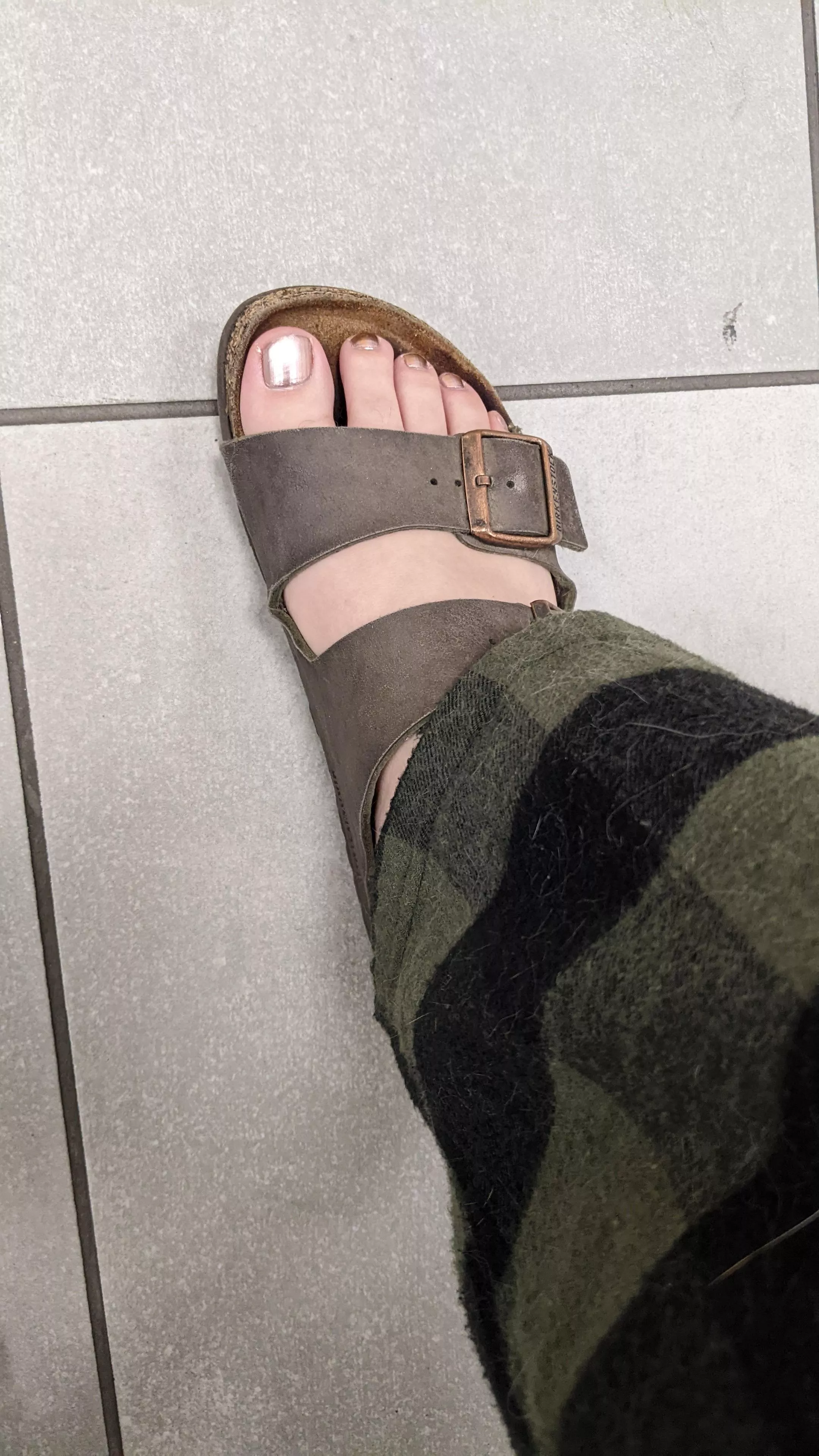Who likes a side of sandals with their toes? 🤭 posted by HarmonyHallux