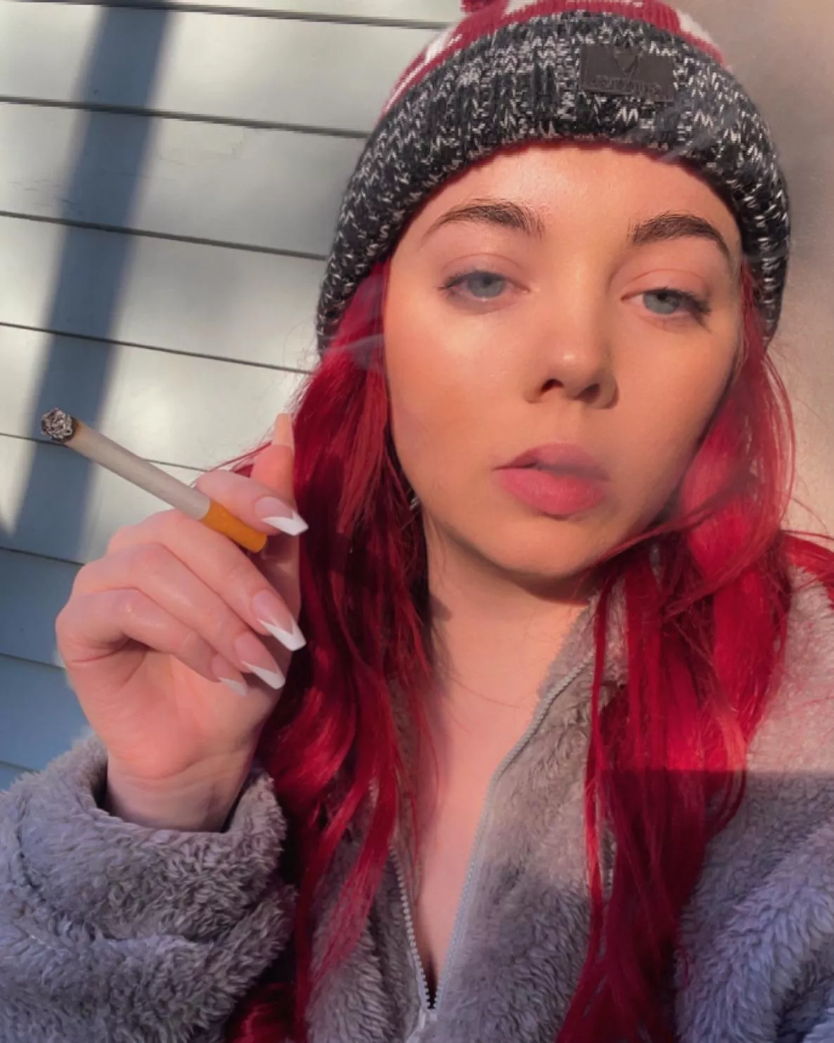 Good morning smoke lovers ❤️ I hope I can brighten your day 😘 posted by CandyRedxx