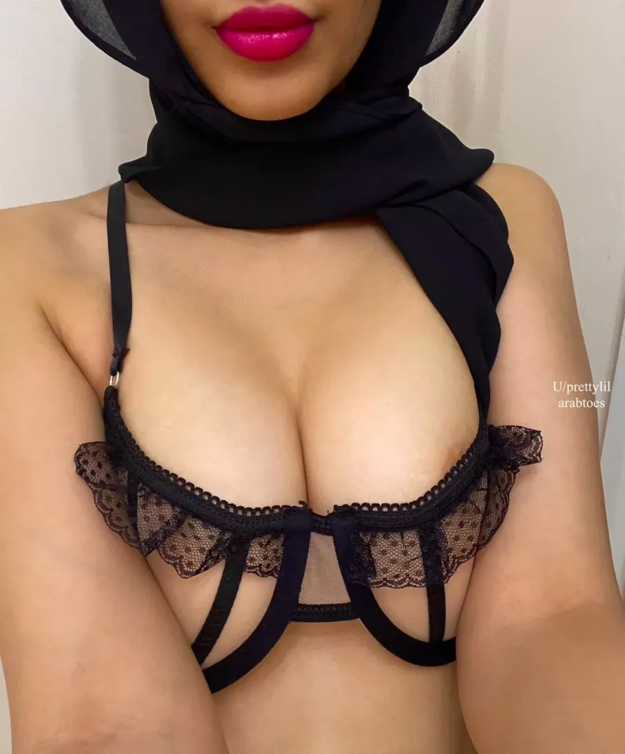 Imagine my juicy lips around your dick posted by prettylilarabtoes