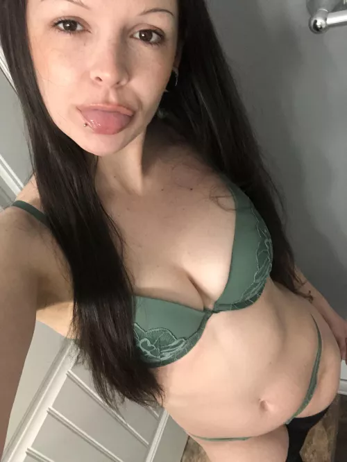 Natural 28 year old milf yay or nah by jessiemotionless