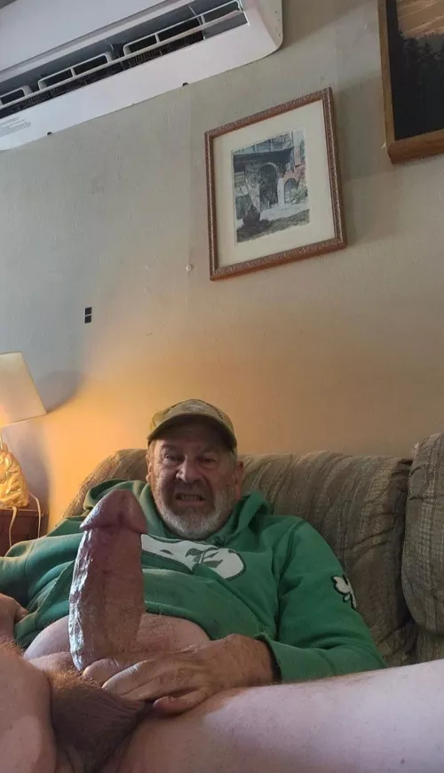 Older guy here looking for a big booty! by hungoldgrandpa78