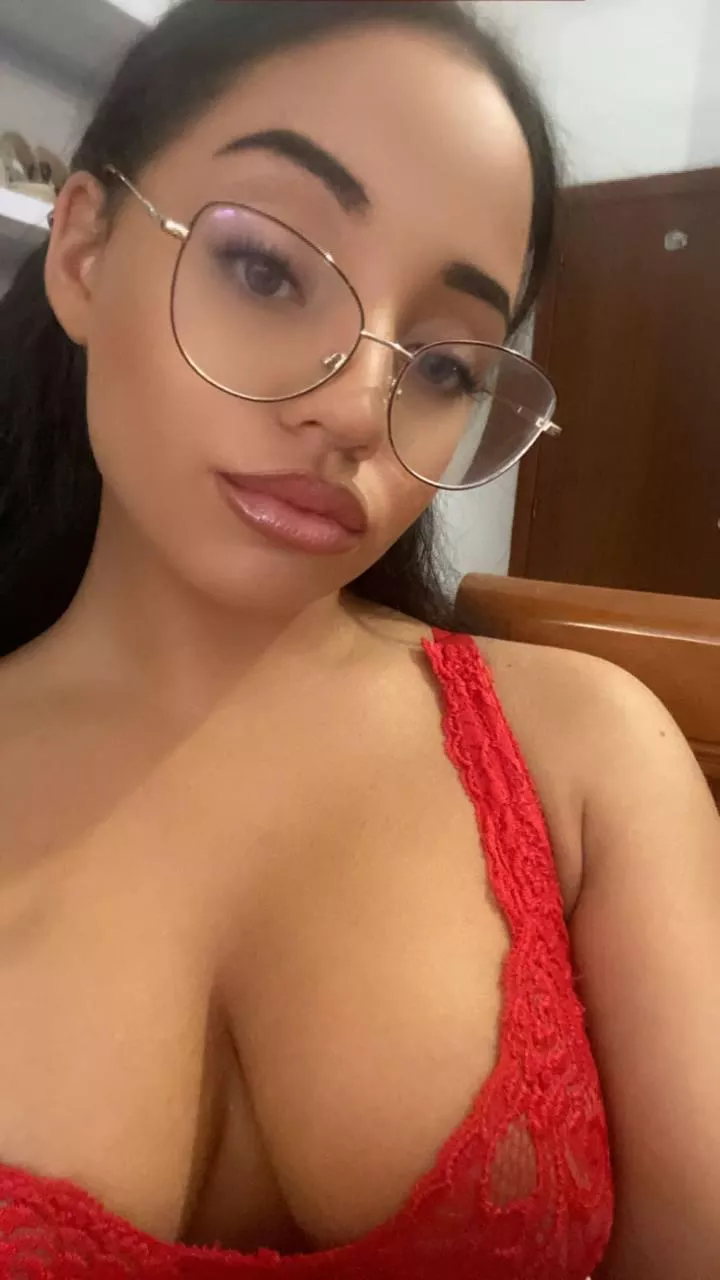 red makes me hot posted by NoSunsz