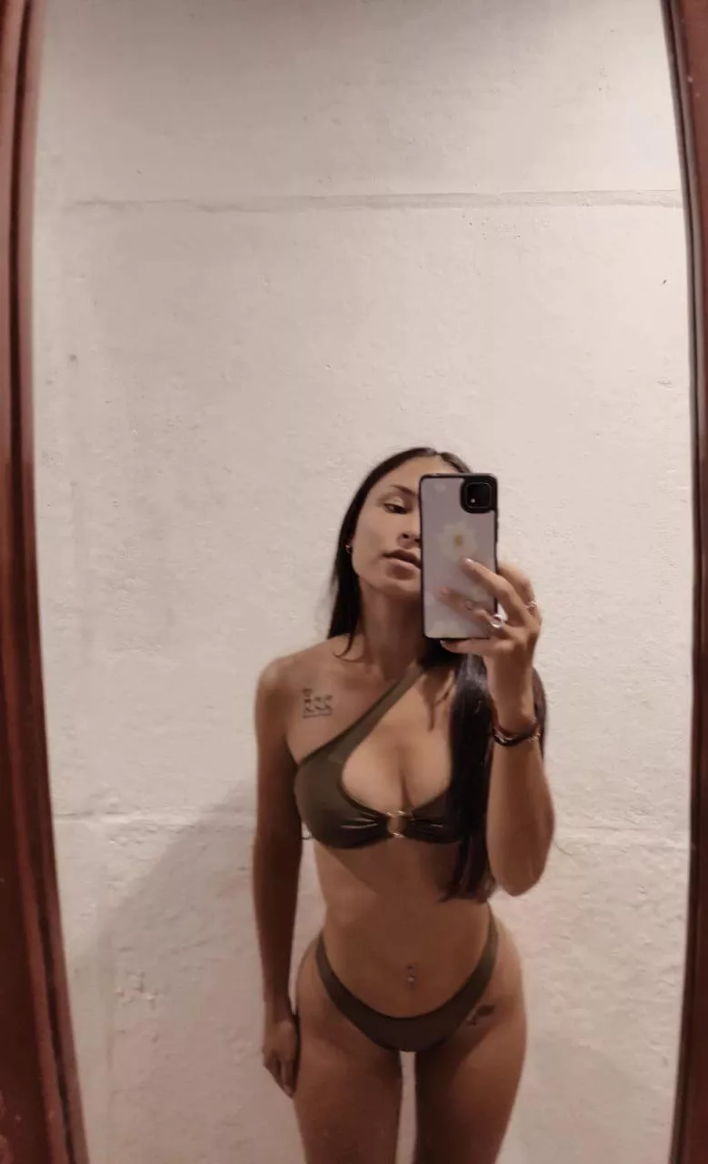 Who wants to play with this slutty body posted by yPnki1235D