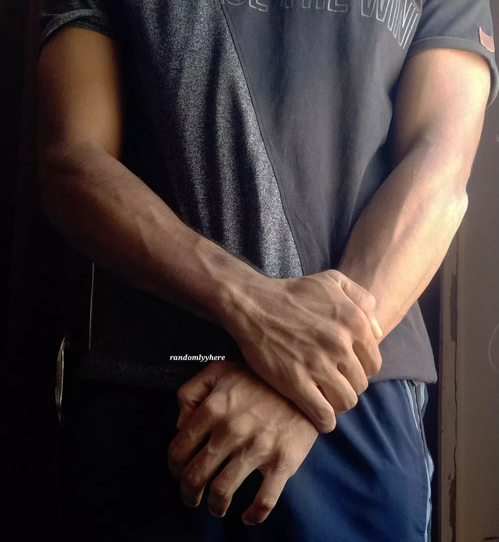 hey👀 posted by randomlyyhere