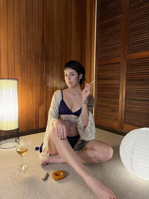 i’m a classyyyy smoker by hellosofi