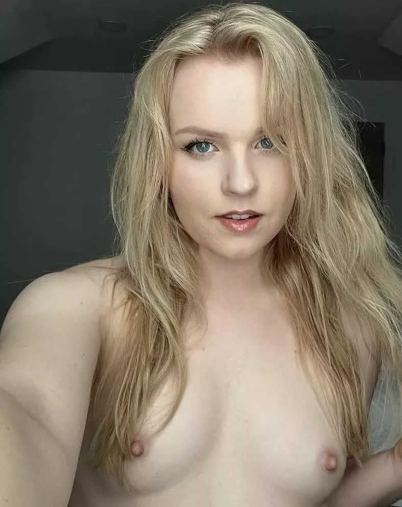 I'm a queen and I would make your lap my throne posted by Sylvan_Girl