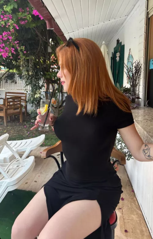 I’m waiting my boss in the office’s garden by t4ricem