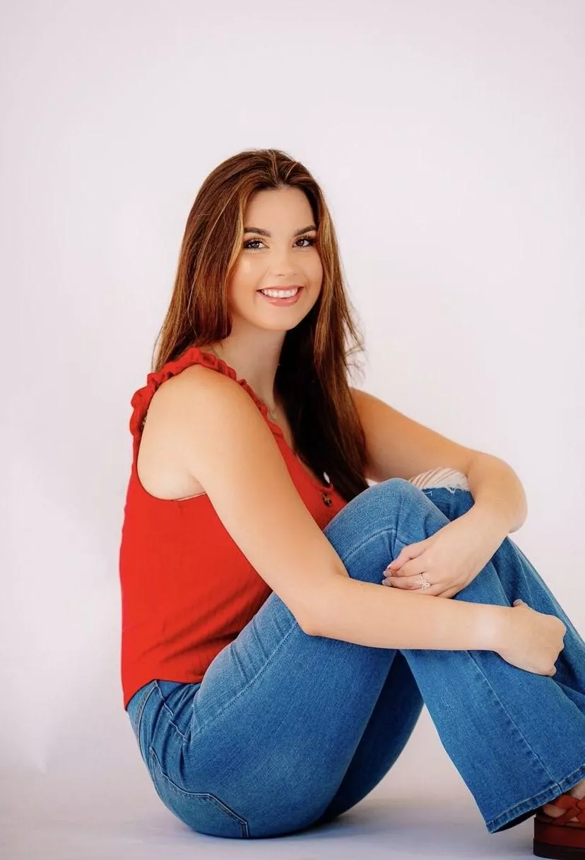 Jeans + plain top is just so classy posted by Dora_Bridges