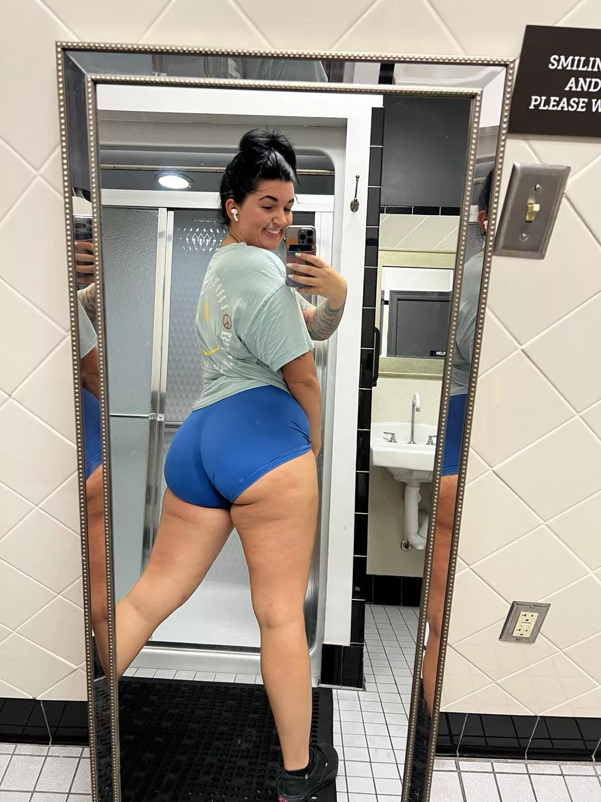 Just your wholesome gym selfie posted by Blazey_baby