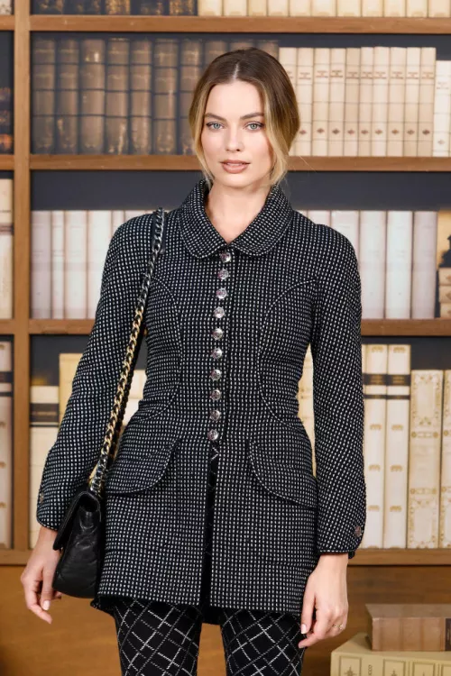 Margot Robbie is a stunner by James007BondUK