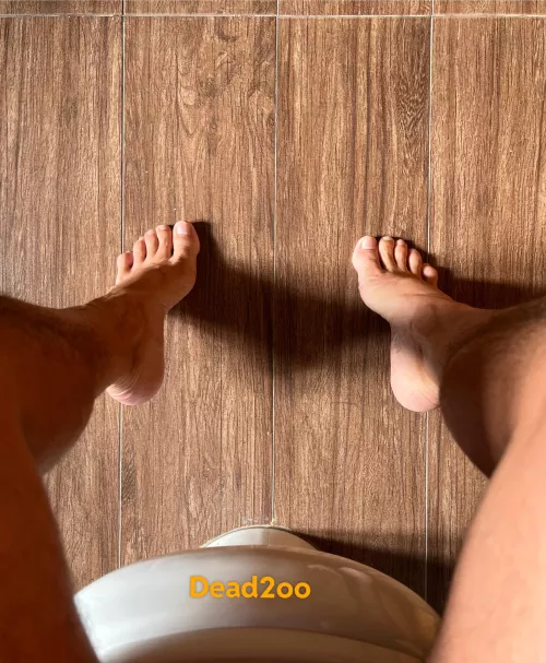 On tiptoe by Dead2oo